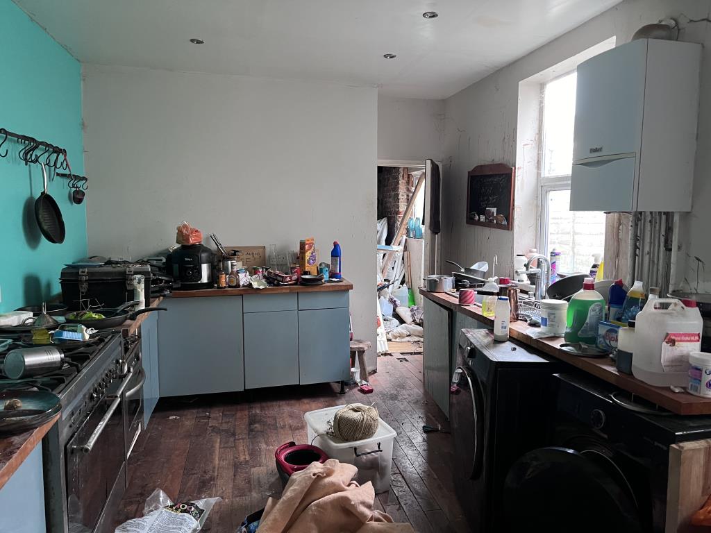 Lot: 84 - THREE-BEDROOM HOUSE IN NEED OF IMPROVEMENT - Kitchen